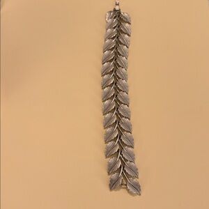 Crown Trifari signed brushed silver motif Leaf link 50’s Bracelet.